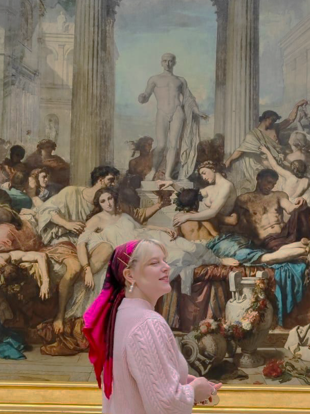 Frau mit Kopfschmuck vor einem Gemälde