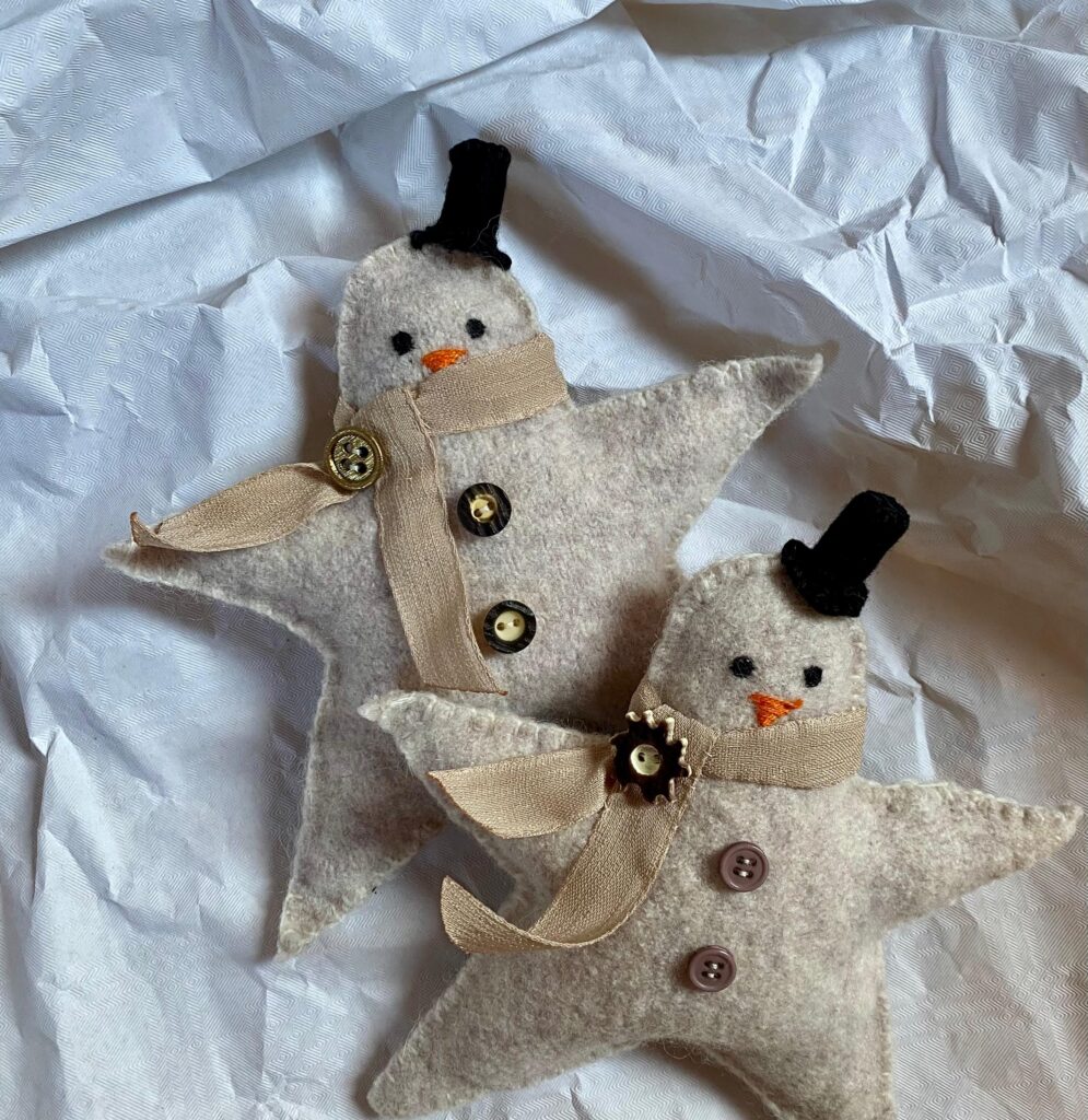 Winterliche Stofffiguren. Schneemann in Sternform. Selbstgenäht und bestickt. DIY-Idee für die Winter und Weihnachtszeit.