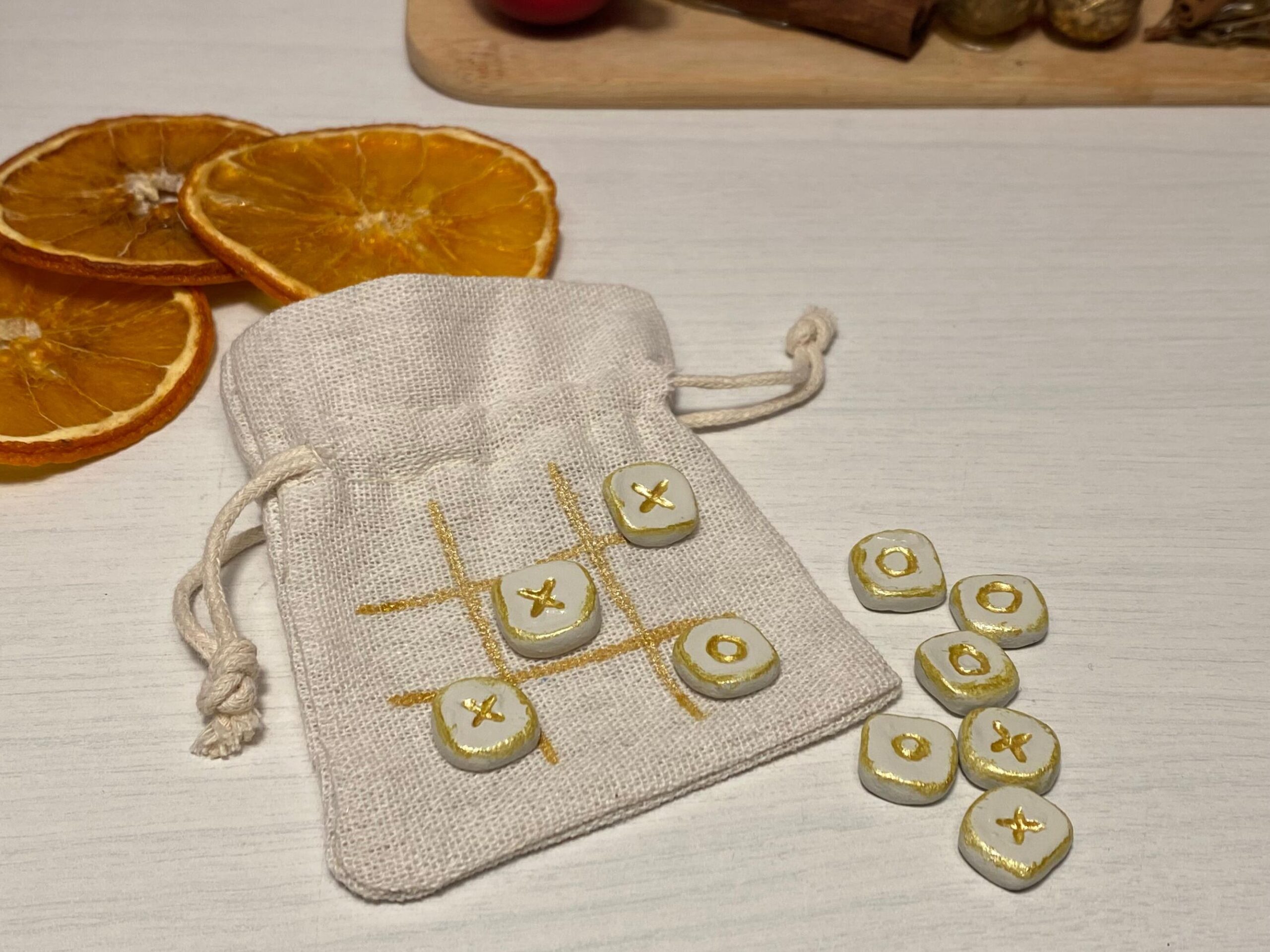 TicTacToe Spiel als haptische Alternative. Bestehend aus einem kleinen Beutel mit aufgezeichnetem Spielrahmen. Dazu selbstgebastelte Spielsteine mit den typischen X und O Motiven darauf.