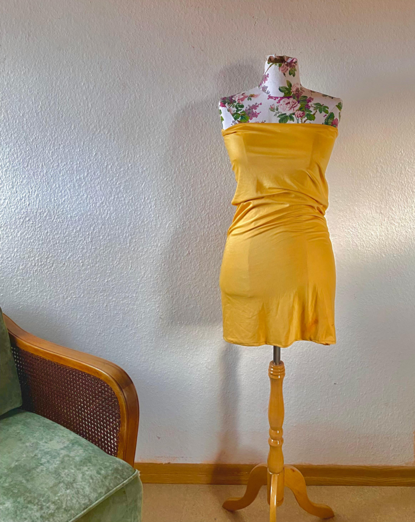 Goldenes Schlauchkleid 