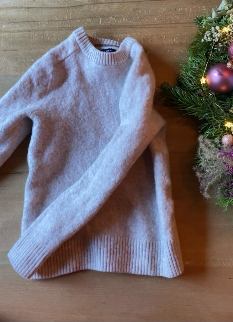 Upcycling eines alten Pullovers im Sinne der Nachhaltigkeit