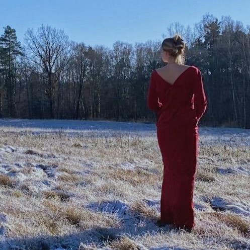 rotes Abendkleid in winterlicher Szenerie mit Schnee
